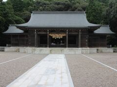 まずは、後鳥羽上皇が祀られている「隠岐神社」に参拝。昭和になってから建立されたのだが境内には上皇が火葬された場所も再現されている。また向かいには歴史資料館があり、年表や絵で流刑のことを勉強できる。