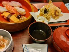 この「ホテル隠岐」、夕食無しで予約したが併設されている食堂「磯四季」で好きなものを頼むため。自分は寿司定食。寿司に天ぷら付いて2200円は割安だと思う。