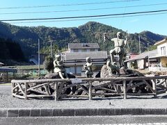 一度バスで千頭駅に戻り、クルマで接岨峡温泉まで行ってみます。

奥泉駅。

この像が何を意味しているのかよくわからなかったのですが・・

縄文式住居がこの近くで見つかったことを示しているのだそう。