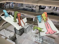 東京・銀座『GINZA SIX』

2022年10月26日にスタートした商業施設『ギンザ シックス』内の
吹き抜けアートの写真。

毎回作品が変わる度に撮っています。

ジャン・ジュリアン氏作「The Departure」。

GINZA SIXを象徴する中央吹き抜けアートに新たに登場するのは、
世界各国で展示しながらイラストから変幻自在に作品を制作し続ける
ビジュアルアーティスト、ジャン・ジュリアン。
《The Departure》は、パブリックアートとして大規模なスケールに
挑戦した、自身初の宙に浮くインスタレーションです。

2021年の個展で生まれた《PAPER PEOPLE》は
「自分を生み出そうとしたクリエイターに見捨てられたことに気づき、
心細さから、紙で仲間を生み出そうと閃いたキャラクター」だ。
今回のGINZA SIXでは地上から離れ空飛ぶ紙の絨毯に乗って、
世界を探検する旅へ出発するというテーマ。大小様々な
5つの絨毯に乗った《PAPER PEOPLE》が自由自在に吹き抜け空間を
飛び回る。
そのタイトルは《The Departure》。すなわち「出発」を意味する。
GINZA SIXでは実際には紙でなく、金属製の素材を使った
《PAPER PEOPLE》が、ジャンのアートとして初めて宙を舞う。

【作品名】 The Departure
【アーティスト名】 ジャン・ジュリアン
【展示場所】 GINZA SIX 2F 中央吹き抜け
【展示期間】 2022年10月26日（水）～2024年春（予定）
【サイズ】 高さ8メートル