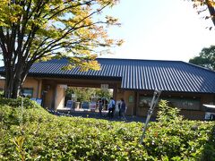 なばなの里の入口
三重県桑名市長島町駒江にある植物園である。長島観光開発株式会社の運営するナガシマリゾートの一施設である。園の名前は当地の特産品である「なばな」に由来する。(説明文より)