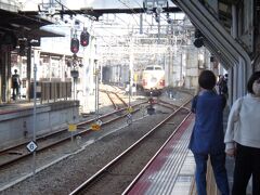 岡山駅。３８１系国鉄色特急「やくも」。止まっていて入線してきません。
