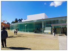 金沢21世紀美術館
城下まち金沢周遊バス
JR金沢駅バスターミナル東口6番乗り場から(左回り)約20分「広坂・21世紀美術館」下車すぐ
1日フリーパスを利用しました。