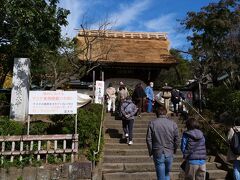 12:20　深大寺に到着
周辺はすごい人！駐車場も軒並み「満車」も文字...
困って...ゆっくり周回していたら、ちょうどタイミング良く1台空いた場所に停められました♪