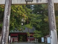 30分もかからないで、出羽三山神社駐車場に着きました。無料です。
両手にトレッキングポール持って、いよいよ2446段の石段詣りに挑戦です。