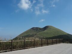 展望デッキと杵島岳

多くの登山者の姿が見えました