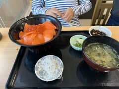 子供がどうしても海鮮が食べたいというので、大洗漁港へ。
この時点で14：00でしたがどこも満席＆行列。唯一駐車場でおばちゃんが客引きしていて、すぐ入れた大笑食堂に入りました。
店名（笑）と簡素な内装、すぐ入れた事、で若干不安がありましたが、とても美味しかった！写真は子供が食べたいくらサーモン丼1980円。ちょっとお高めなのは仕方なしです。