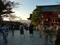 〇清水寺

清水寺にたどり着いた時はもうヘロヘロだった。
清水寺に来るのにこんなに疲れたことは今までなかった。年を取ったてことだろうか。