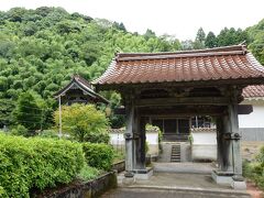 　赤い石州瓦の西本寺。かっては山吹城の城門。