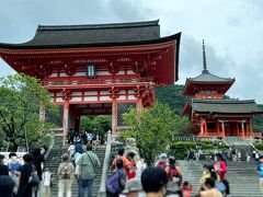 こんな事もなければ来ないだろう、十数年ぶりの清水寺。人が多く、外国からの観光客もちらほら。
「なんで、みんな赤いの？」
「朱色は魔除けの色なんだよ」
など、フランス人の5W1Hに付き合いつつ境内へ。google先生がいて、本当に助かった。