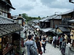 情緒ある通りだけど、9月の京都は蒸し暑くて、観光気分にひたれず。涼しいときに来たかった。でも、友人らはこの街並みが写真映えする、と喜んでたので良かったよ。