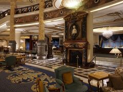 ホテルのロビーは洋風の宮殿みたいで入っておっ！となった