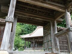 　立派な山門の西性寺