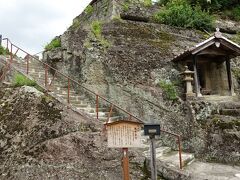 　観世音寺。この岩山の上にお勧めのビューポイントがあります。
