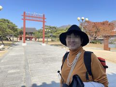 10分ほど東へ歩いて首露王陵へやって来た。
明らかに日本の鳥居の原型だよね、
