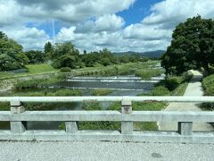 京都三日目。体調不良なし。熱もなし。
天気は快晴！今日も35度超えの中、頑張ります！


バスの中から桂川。
気候がいい時に散策したい。
半日くらいぼーっとしたい。

この景色をいにしえの人たちも見たのかなと思う。
