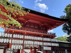 バス停【下鴨神社前】で下車。
うん、わかりやすい。とてもわかりやすいです。

そして、近くにみたらし団子発祥地のお店があるんでしょ？
帰りに行きます。行く行く。


バス停から神社までは歩いて5分くらいです。

青い空に朱色が生えますね。
美しい神社ですね。