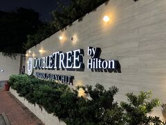 空港から１時間１０分ほどで、ホテル（DoubleTree by Hilton Bangkok Ploenchit）に到着。ヒルトンのダイアモンド会員だったので、部屋をアップデートしていただきました。