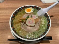 空港内のラーメン道場にてランチ。どちらも美味しそうで迷いますがあじさいさんで塩拉麺。あっさりですが出汁に深みがあって美味しかったです。