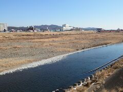 川面から寒い風が吹いてきます。