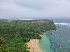 きれーい
傘はさしてられない暴風雨。
なのにこの海の透明度素晴らしい。

ここおすすめ！