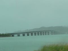 1時間ほどで海中道路。
4つの島を本島と結ぶ橋ですがこのお天気なので。。。。。。

浜比嘉島を結ぶ橋が見えます。