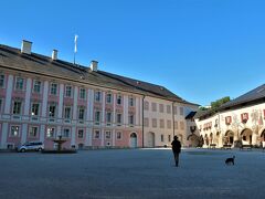 Königliches Schloss（ケーニヒリッヒェス シュロス）

王の城という名の元修道院。1810年以降は、ヴィッテルスバッハ家の夏の離宮として利用されました。現在は博物館として一般公開されています。