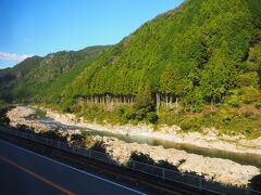 木曽川水系の飛騨川。乗鞍岳に源を発し、先ほど通過した古井駅の少し南で木曽川に合流する。
飛騨川にある飛水峡の案内放送もありました。
山の緑と川の緑、そして青い空
たのしー－－♪
