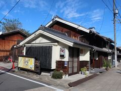 浅間神社の前の道を北に進むと四間道という通りになります。