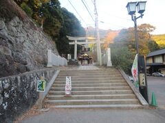 ケーブルカー乗り場は筑波山神社を進んで行くとあります。