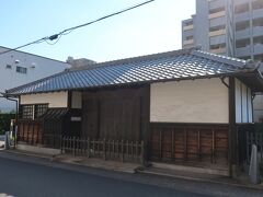 主税町長屋門。
江戸期のもので、当時の位置に残る名古屋城下の武家屋敷の長屋門です。
あまり興味がないので、先に進みます。