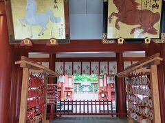 チェックアウトして近くにある日枝神社にお参りに来てみた。だけど金持ちの子供の七五三と思われる人達が溢れかえっていて場違い感が半端ない。