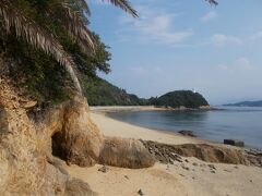 きれいな砂浜もありますが、馬島は全域が遊泳禁止となっています。
