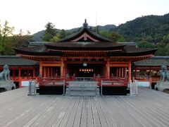 厳島神社のメイン　御本社正面に立って観ました。
御本社の前は高舞台・・今も年に10回ほど舞楽が奉納されています。