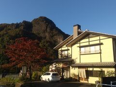 駅から歩いてすぐのところに、本日の宿「碓日のお宿　東京屋」さんがありました。早い時間で恐縮ですが、事前にお願いして荷物だけを預かっていただきます。快く引き受けてくださって、ありがとうございます。