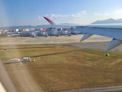 定刻9:00に対し8:55に福岡空港に着陸。

子連れなので慌てることなく、後方の乗客が概ね離席するのを確認してから離席しました。この後は宿泊予定のホテルに荷物の預入れに向かいます。