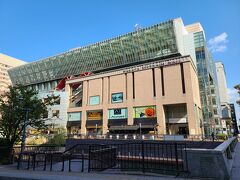 博多リバレインという商業施設の5階・6階にある福岡アンパンマンミュージアムにやって来ました。アンパンマンも「きんしゃい！」と言っています。