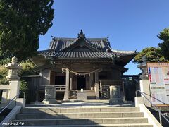 葉山　森戸神社（森戸大明神）　本殿

11月2日、素晴らしい天気に誘われて葉山・森戸神社まで散歩に出掛けました。
JR逗子駅、京急逗子葉山駅からバスで約15分、バス停からは歩いて直ぐ。

祭神：大山祗命 (おおやまつみのみこと)・事代主命 (ことしろぬしのみこと)
神徳：開運厄除・安産・子授・良縁・家内安全・商売繁昌・交通安全・恋愛成就・技芸上達他

由緒によれば、永暦元年(1160)、平治の乱に敗れ伊豆に流された源頼朝は、三嶋明神（三嶋大社）を深く信仰し源氏の再興を祈願しました。
その加護により、治承4年（1180）旗挙げに成功し天下を治めた頼朝が、三嶋明神（現、三嶋大社）の分霊をここに勧請したと伝えられます。