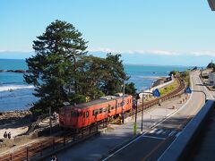 この時間ハットリくんのラッピング電車じゃなかったけど、お天気良い時に海沿いを走る列車が撮れた