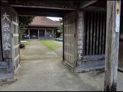 10分足らずで桃林寺に着きました。
八重山列島の最古の仏教寺院とのことです。
お寺の雰囲気が見慣れたものとは少し違います。