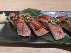 2日目の観光を終えて、最終日はホテルにあるレストランひるぎで夕食を食べました。
私は炙り牛のお寿司を注文。