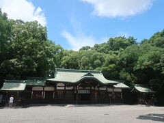 「上知我麻神社」
創建は不明。９２７年より前からあったと推定されています。

青空と緑の杜。映えるなぁ。