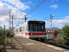 13:48　湯田中行が到着します。次の取材駅へ向かいます。