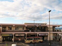 村山駅から５分で須坂駅に着きました。特急列車が到着するまで15分ほどあるので改札口を出てみました。

■須坂駅
・1922年（大正11）河東鉄道 屋代 ～ 須坂駅間開通により開業。
・1923年（大正12）河東鉄道 須坂 ～ 信州中野間が開業。
・1926年（大正15）長野電気鉄道 権堂 ～ 須坂駅間が開業。数ヶ月後に河東鉄道と長野電気鉄道が合併し長野電鉄となる。
・1975年（昭和50）駅舎全面改築完了。
・1979年（昭和54）貨物営業廃止。
・1983年（昭和58）手小荷物営業廃止。
・2002年（平成14）河東線のうち屋代 ～ 須坂駅間を「屋代線」、須坂 ～ 信州中野間を「長野線」に名称変更。
・2012年（平成24）屋代線廃止。