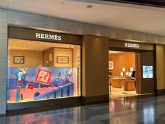 東京・羽田空港第3ターミナル 3F 出国後エリア

「HERMES（エルメス）」の写真。

実は国際線の旅客ターミナルに来るのは先月ぶりです(@^^)/

海外の旅行記を作るのは2020年3月のフランス旅行以来になります。
パリも旅行記を数個作って、更新が止まったままです ('ω')ノ
作りだしたとしてもいつも忙しくて時間が過ぎていくと
途中で作らなくなってしまう。
あらゆるものが中途半端状態で自分でも気にはなっているのですが。
写真を撮り込む作業からしてモザイクかけたり非常に大変ですよね。

<パリ★新型コロナが流行中に日本人が差別に遭わないか
不安のまま海外へ★最高級ホテル『ホテル ル ブリストル パリ』
『ホテル プラザ アテネ パリ』「フォション」のホテル
『フォション ロテル パリ』【ル・グラン・カフェ・フォション】
【獺祭 ジョエル ロブション】『ギャラリーラファイエット』
モノプリのエコバッグ『ボーパッサージュ』
『ジャックマール＝アンドレ美術館』『フリュクチュアール』で
モナリザアート展が開催>

https://4travel.jp/travelogue/11608262

<パリ ① 2020/3/14に羽田空港国際線旅客ターミナルが
羽田空港第3旅客ターミナルに変更！2つの『ANAラウンジ』＆
『スカイラウンジ』＆免税店>

https://4travel.jp/travelogue/11608753

<パリ ② 東京・羽田空港ーフランス・パリ空港間全日空NH215便
（ボーイング787-9）ANAプレミアムエコノミークラス搭乗記★
ビジネスクラスの機内食『パリ＝シャルル・ド・ゴール国際空港』内>

https://4travel.jp/travelogue/11704530

<パリ ③ フランス『シャルル・ド・ゴール国際空港』ターミナルから
ロワシーバスでパリ市内の『オペラ・ガルニエ（オペラ座）』へ
『レジドホーム アパート ホテル パリ オペラ
（レジドーム パリ オペラ）』宿泊記♪メゾネットタイプの
「エグゼクティブ 1 ベッドルームデュプレックス」にアップグレード>

https://4travel.jp/travelogue/11709619