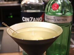 シェイクして作ったマティーニ（タンカレー）を1杯。
キツさが消えて、まろやかさが出てくる。