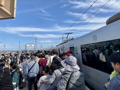 バルーンさが駅で

下車する人がほとんどなので

ホームは大変な混雑です

帰りが思いやられました

駐車場や駐輪場もいっぱいでした

佐賀県民全員集合みたいな(笑)

博多からもお得な日帰り切符とかあるようです