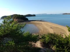 小豆島（坂手港）7：15到着。
上陸してまず向かった先は
エンジェルロード。

これを見るために、朝早いフェリーに乗ったといっても過言ではありません。

坂手港からは車で約30分くらいかかります。
土庄港からだと5分ほどだそうです。