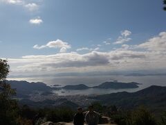 寒霞渓
日本三大渓谷美の1つだそうです。

紅葉や景色をロープウェイに乗って頂上まで行くのがよいそうですが、
車で一気に頂上へ。

最高の景色です。