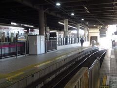 世田谷線下高井戸駅ホームで左は京王線の電車です。